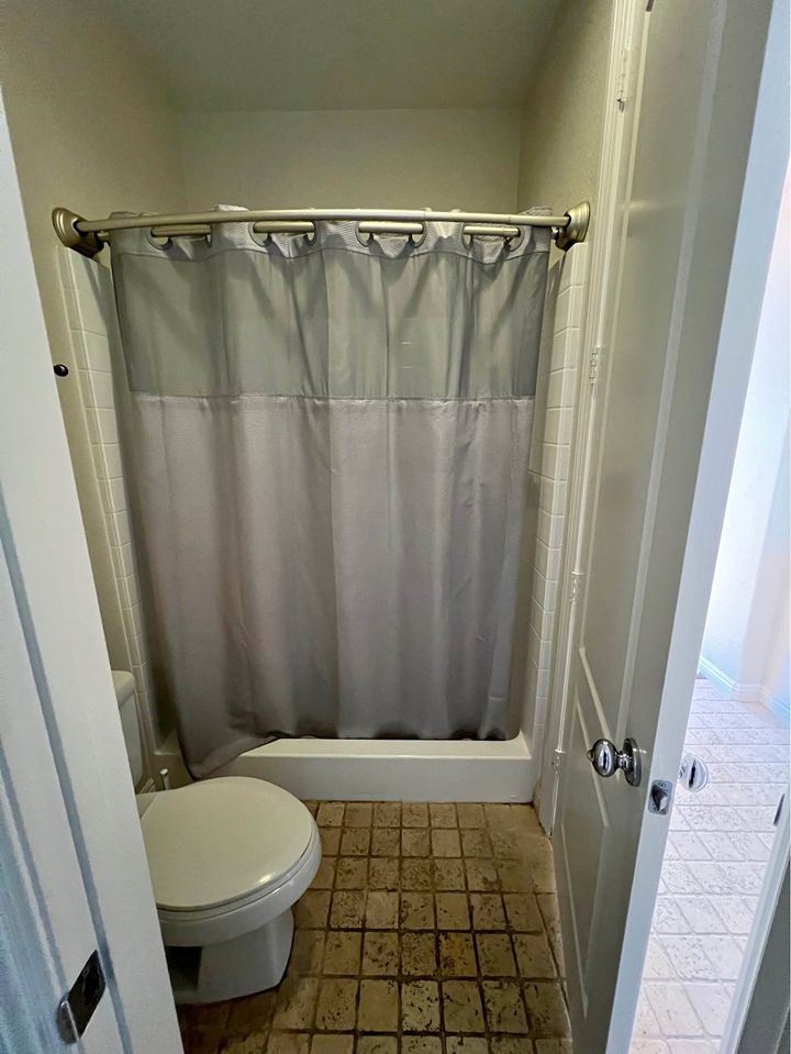 Room for rent in Chula Vista toilet and shower